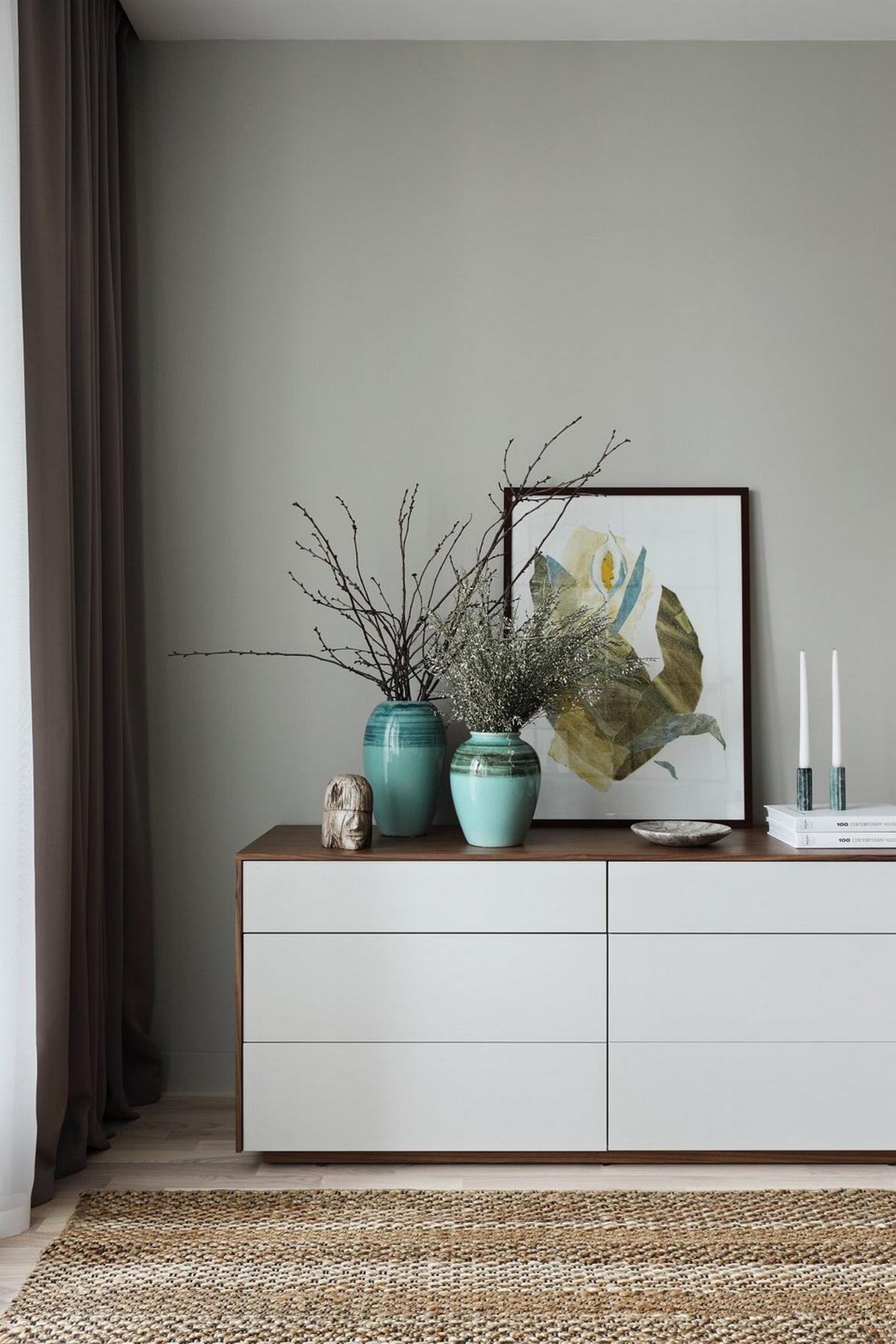 Fenyőzöld, fa, szürke és tükrök: tágasra hangolt 44 m²‑es lakás természetes színvilággal