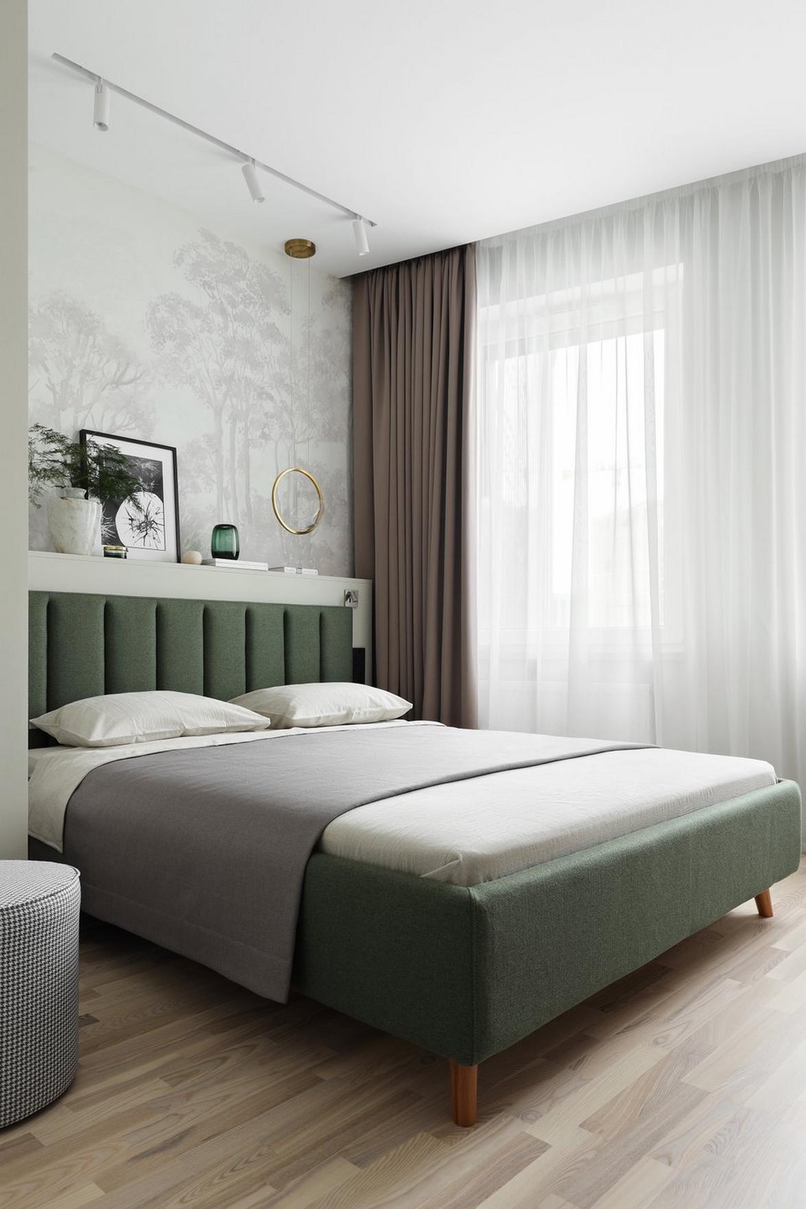 Fenyőzöld, fa, szürke és tükrök: tágasra hangolt 44 m²‑es lakás természetes színvilággal