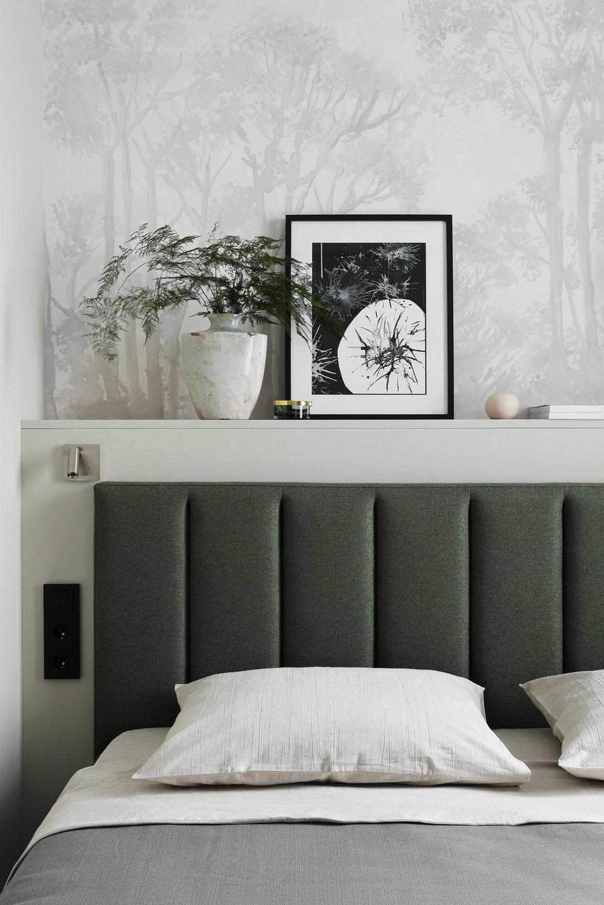 Fenyőzöld, fa, szürke és tükrök: tágasra hangolt 44 m²‑es lakás természetes színvilággal