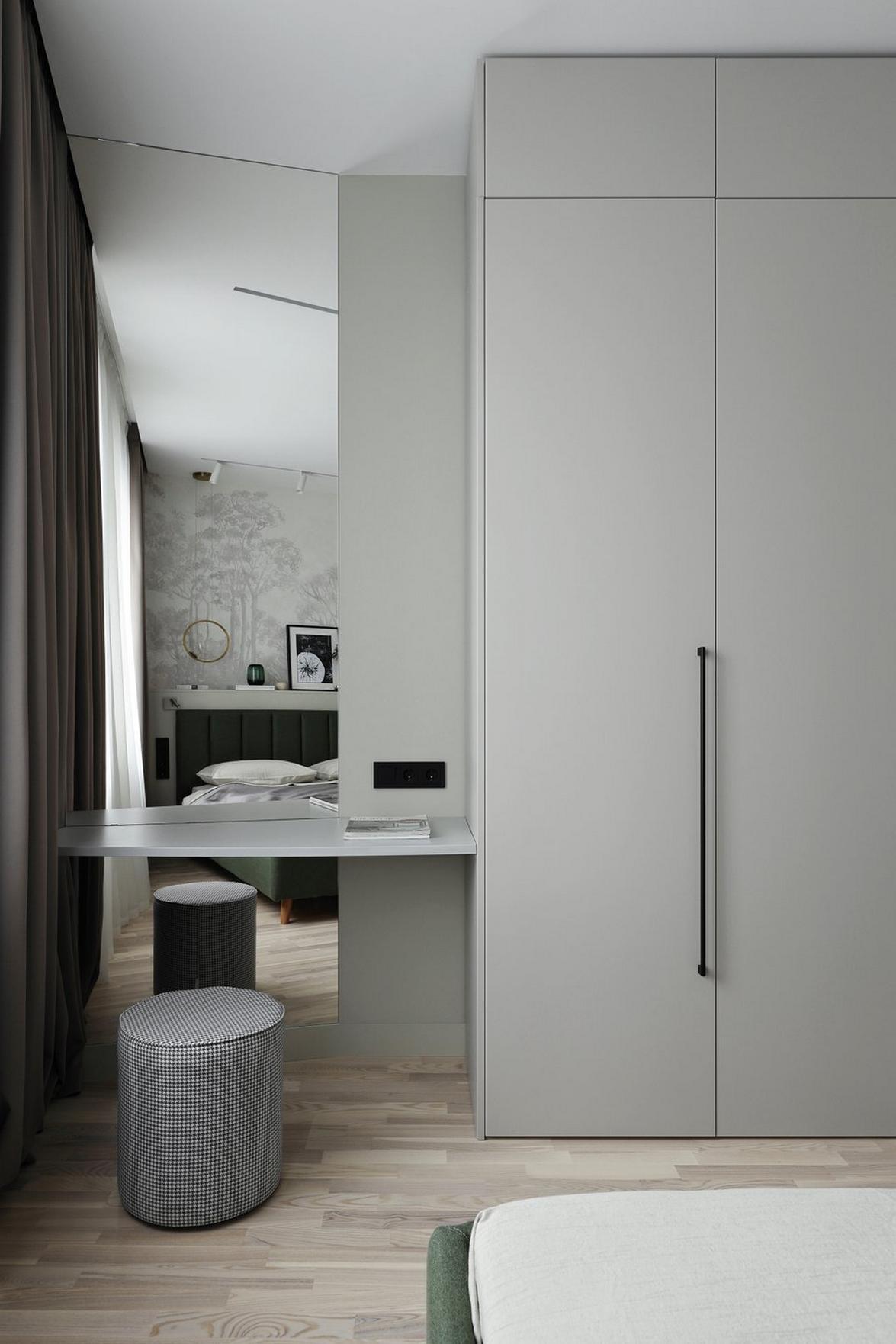 Fenyőzöld, fa, szürke és tükrök: tágasra hangolt 44 m²‑es lakás természetes színvilággal