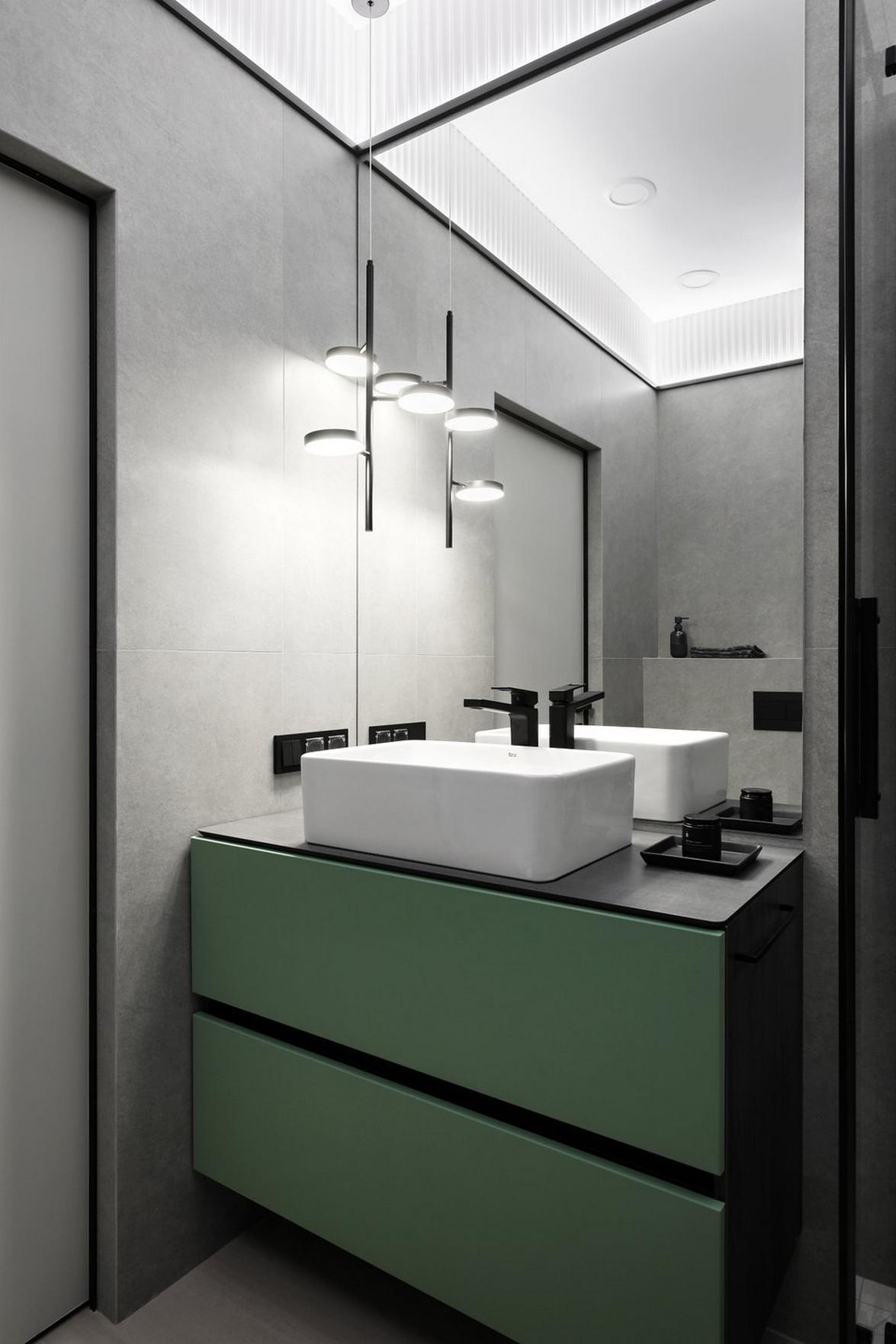 Fenyőzöld, fa, szürke és tükrök: tágasra hangolt 44 m²‑es lakás természetes színvilággal