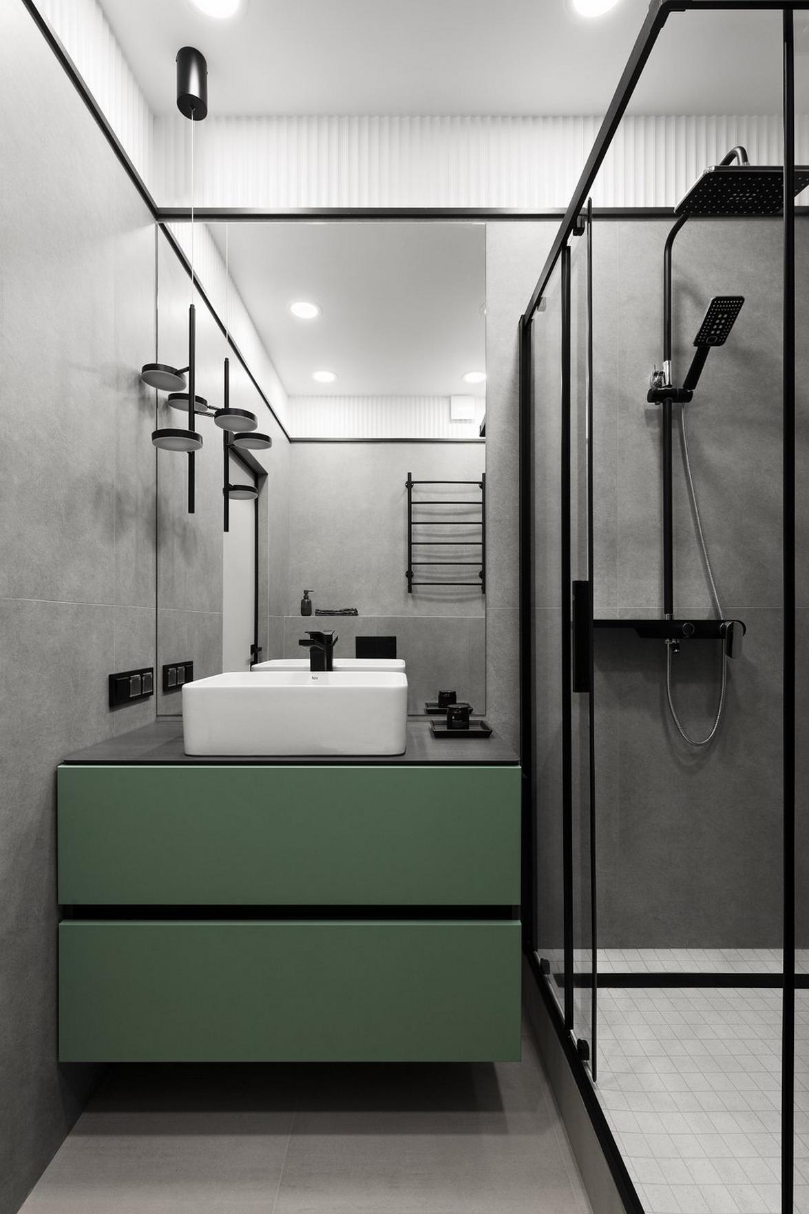 Fenyőzöld, fa, szürke és tükrök: tágasra hangolt 44 m²‑es lakás természetes színvilággal