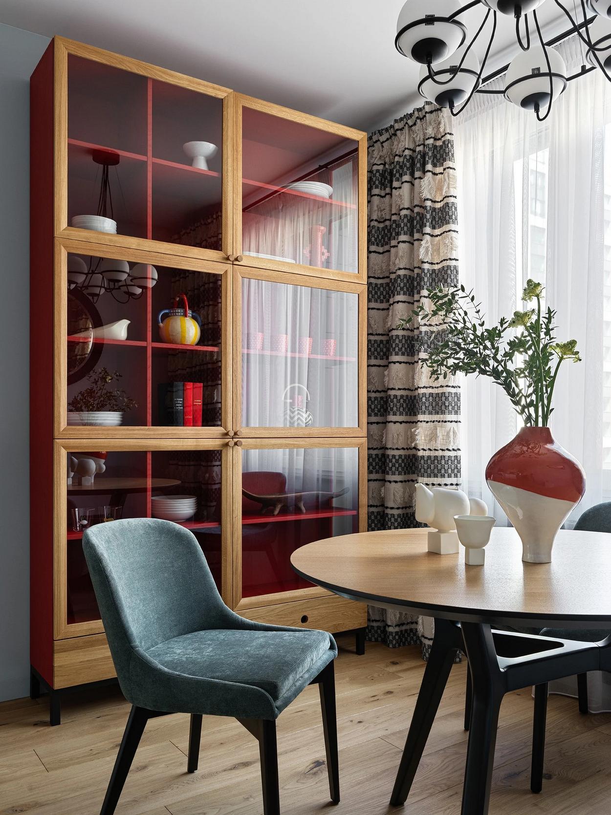 A férfias alapnak színekkel és érdekes formákkal adott érzelmi töltetet a lakberendező, 69 m²