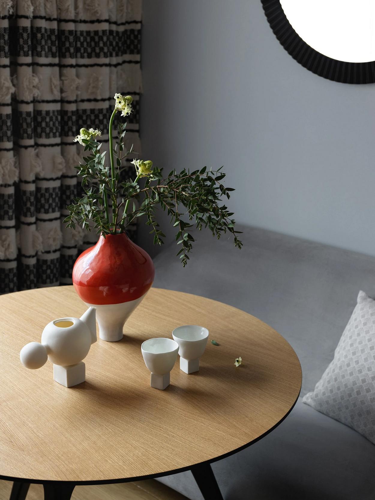 A férfias alapnak színekkel és érdekes formákkal adott érzelmi töltetet a lakberendező, 69 m²