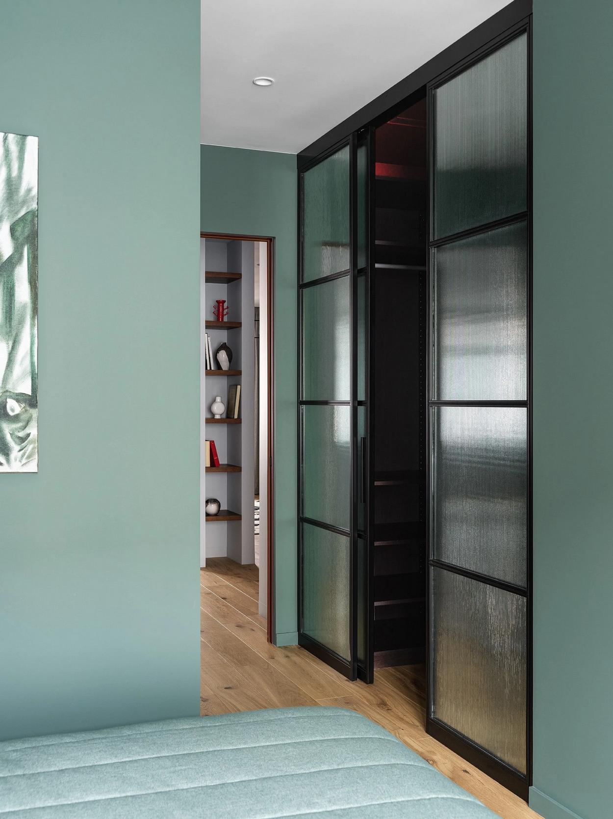 A férfias alapnak színekkel és érdekes formákkal adott érzelmi töltetet a lakberendező, 69 m²