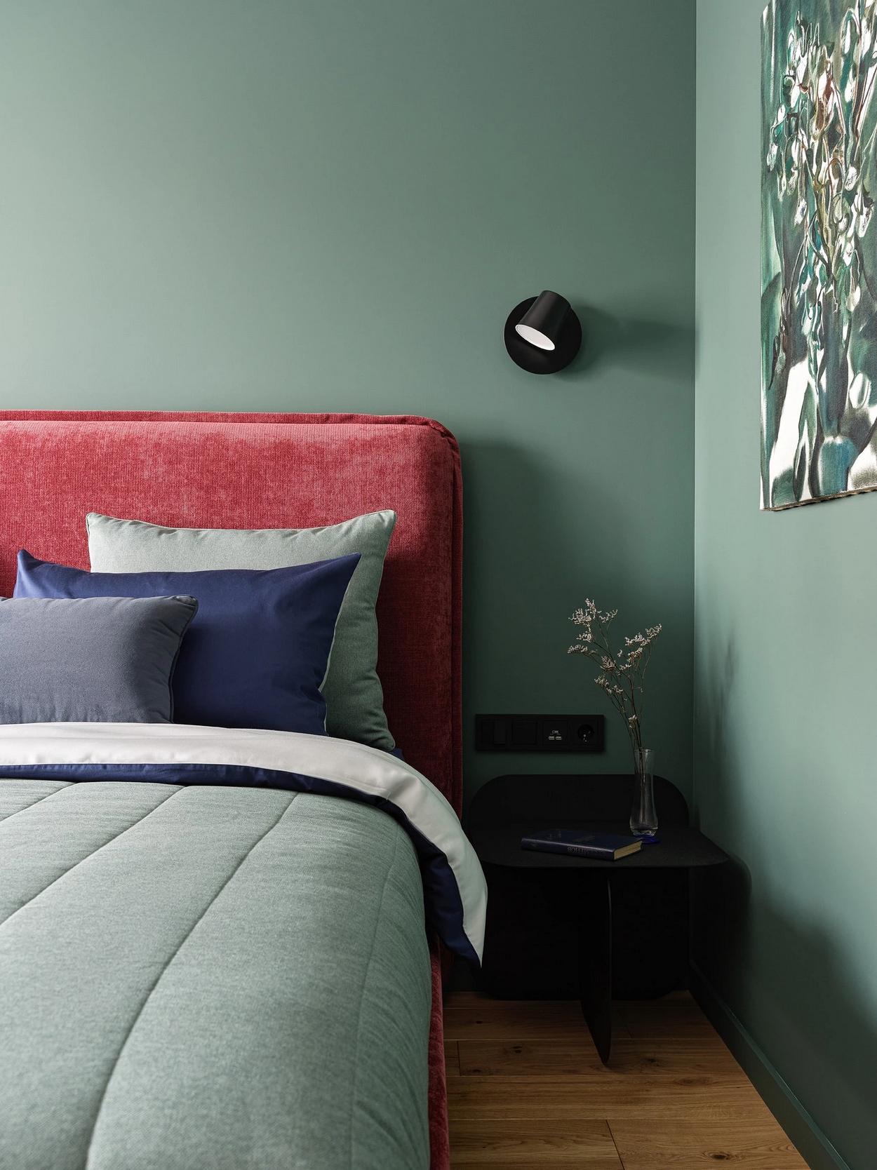 A férfias alapnak színekkel és érdekes formákkal adott érzelmi töltetet a lakberendező, 69 m²