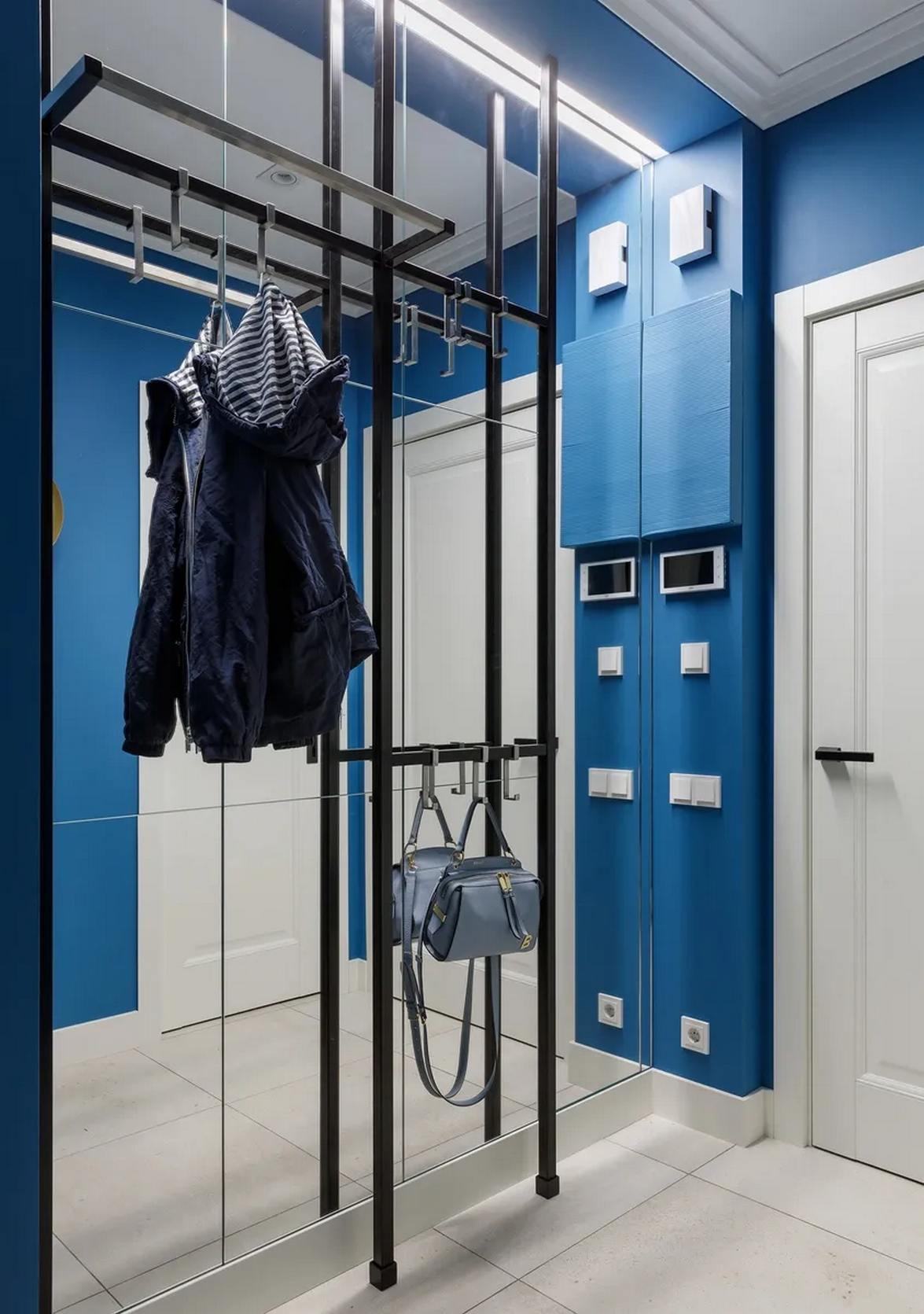 Fiatal, aktív nő pozitív hangulatot sugárzó, mid‑century modern stílusban berendezett lakása