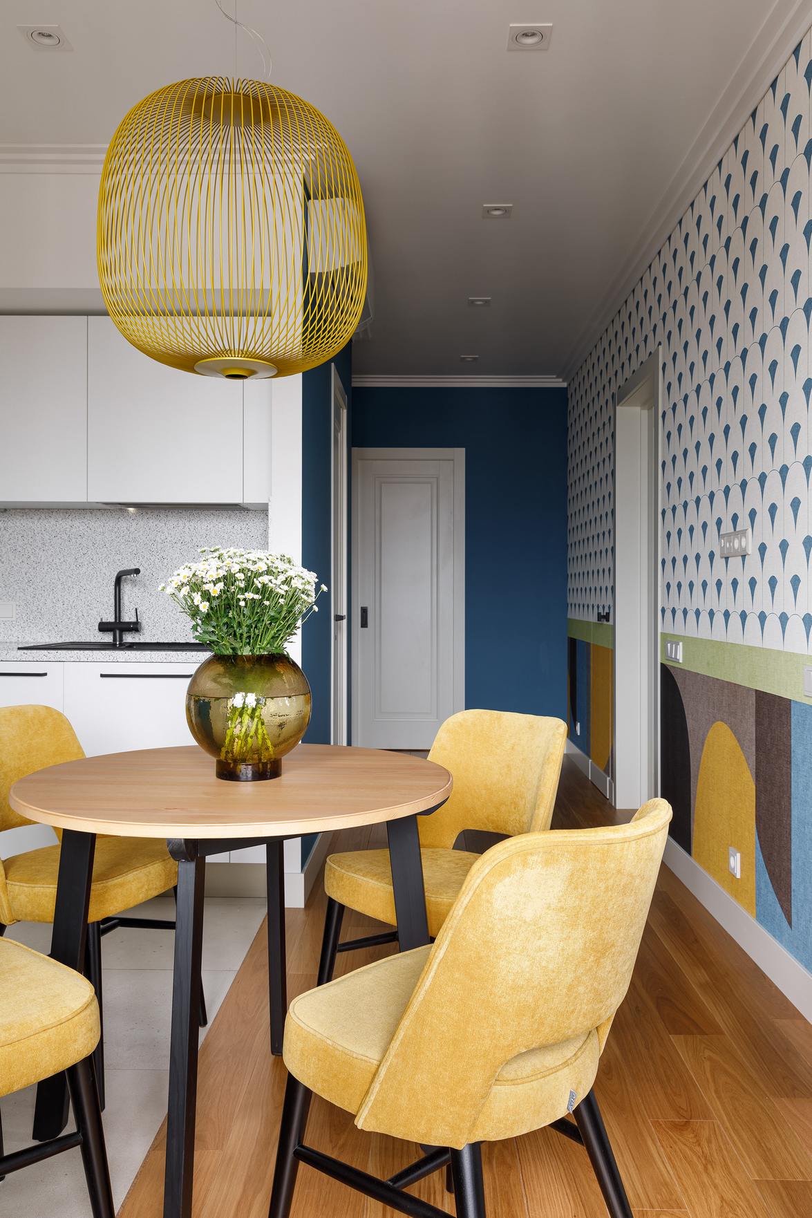 Fiatal, aktív nő pozitív hangulatot sugárzó, mid‑century modern stílusban berendezett lakása