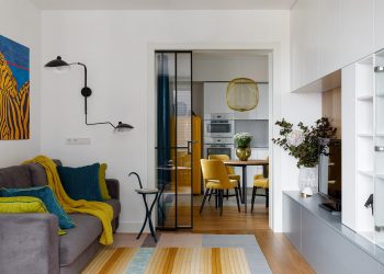 Fiatal, aktív nő pozitív hangulatot sugárzó, mid‑century modern stílusban berendezett lakása