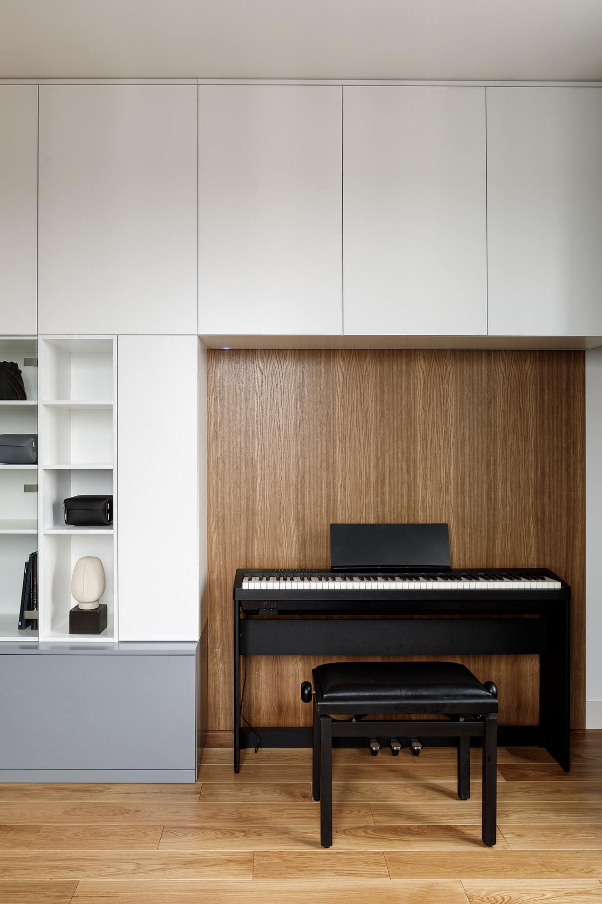 Fiatal, aktív nő pozitív hangulatot sugárzó, mid‑century modern stílusban berendezett lakása