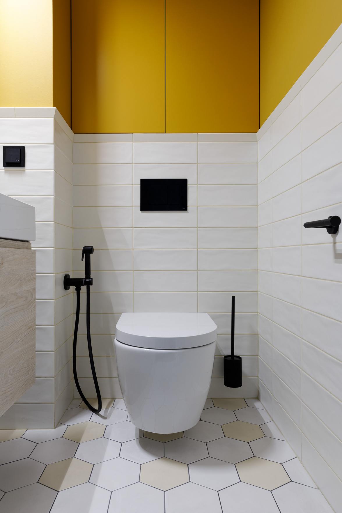 Fiatal, aktív nő pozitív hangulatot sugárzó, mid‑century modern stílusban berendezett lakása