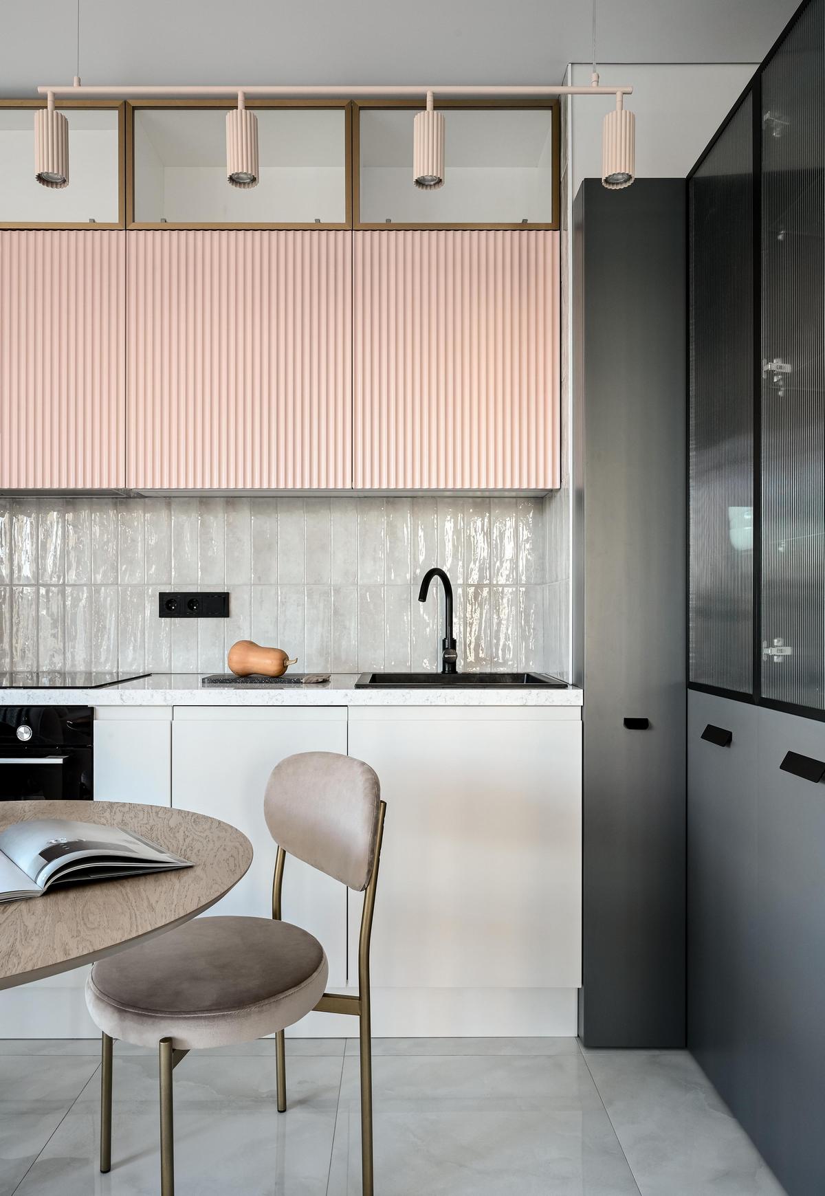 Finom púderes színek díszítik a fiatal pár új otthonát, 61m2-es lakás