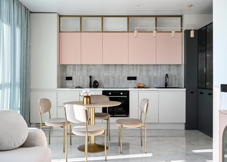 Finom púderes színek díszítik a fiatal pár új otthonát, 61m2-es lakás