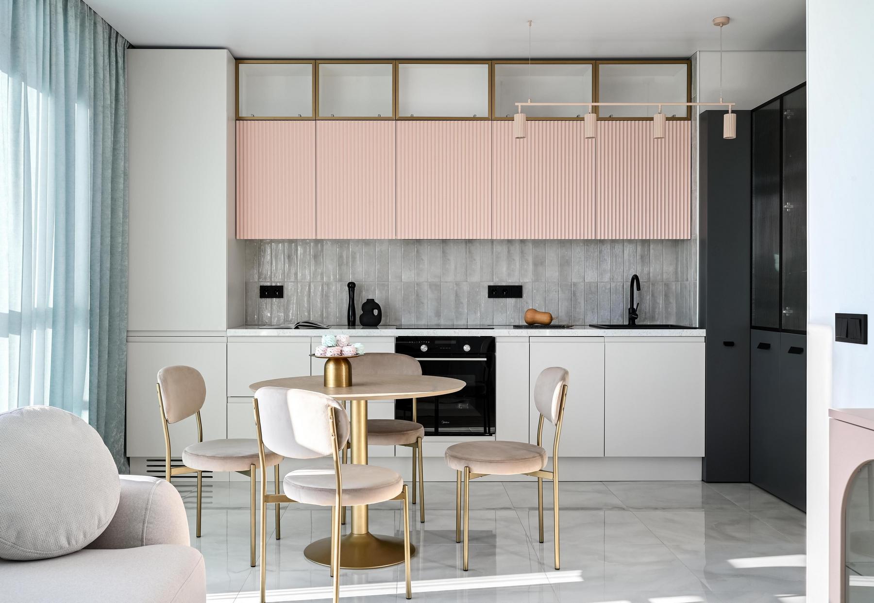 Finom púderes színek díszítik a fiatal pár új otthonát, 61m2-es lakás