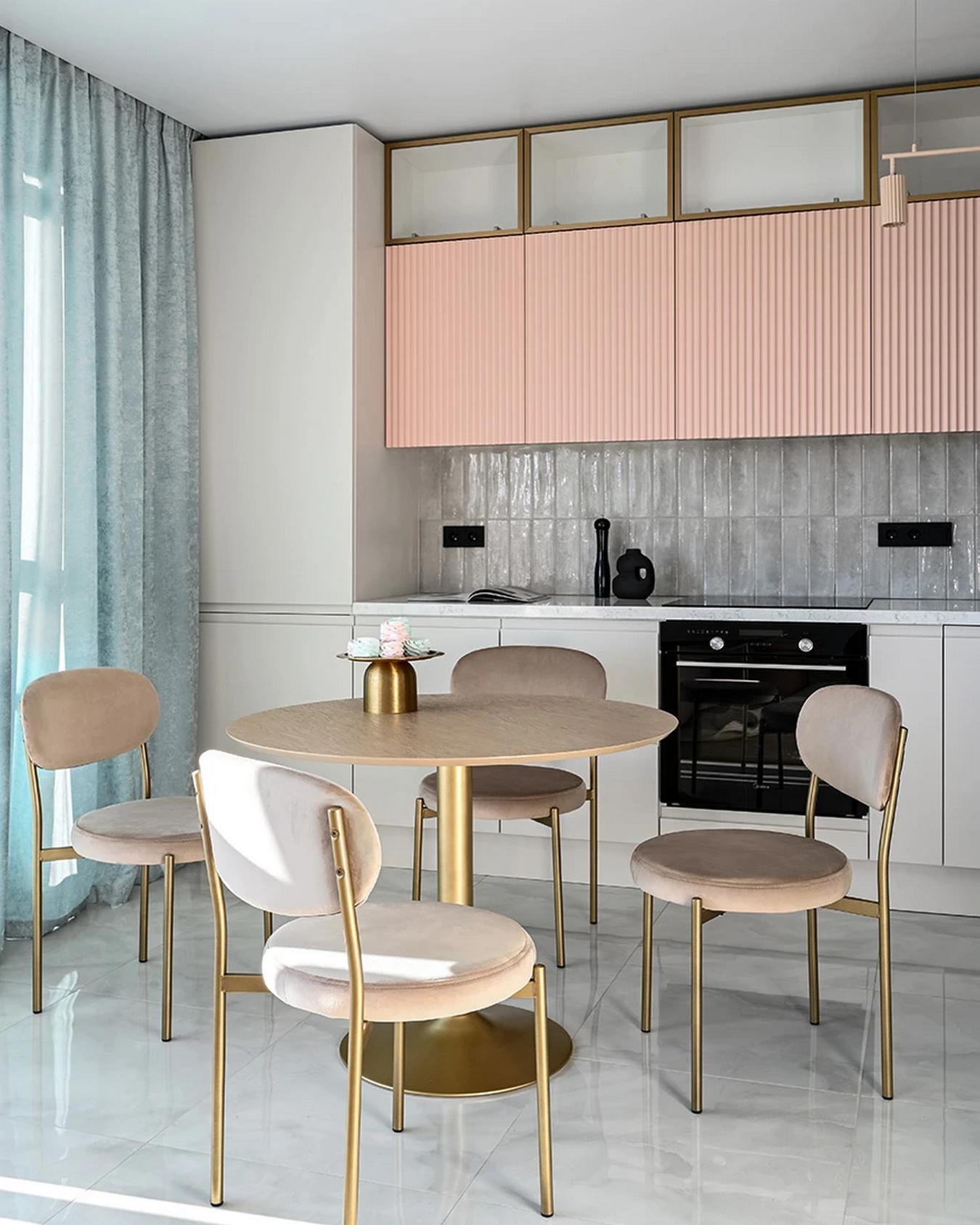 Finom púderes színek díszítik a fiatal pár új otthonát, 61m2-es lakás