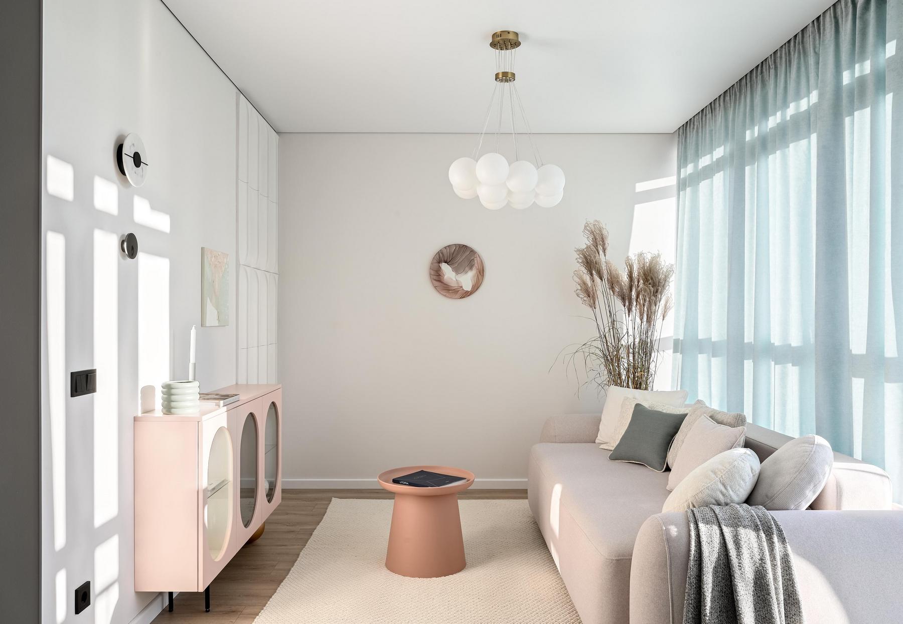 Finom púderes színek díszítik a fiatal pár új otthonát, 61m2-es lakás