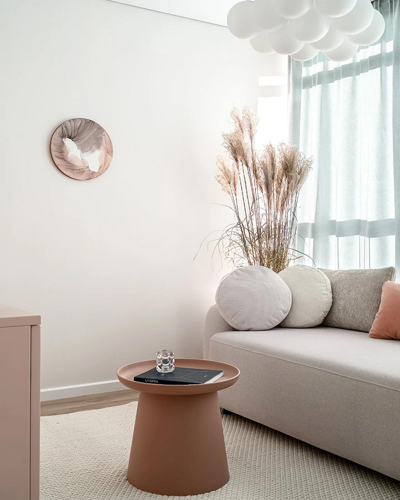 Finom púderes színek díszítik a fiatal pár új otthonát, 61m2-es lakás