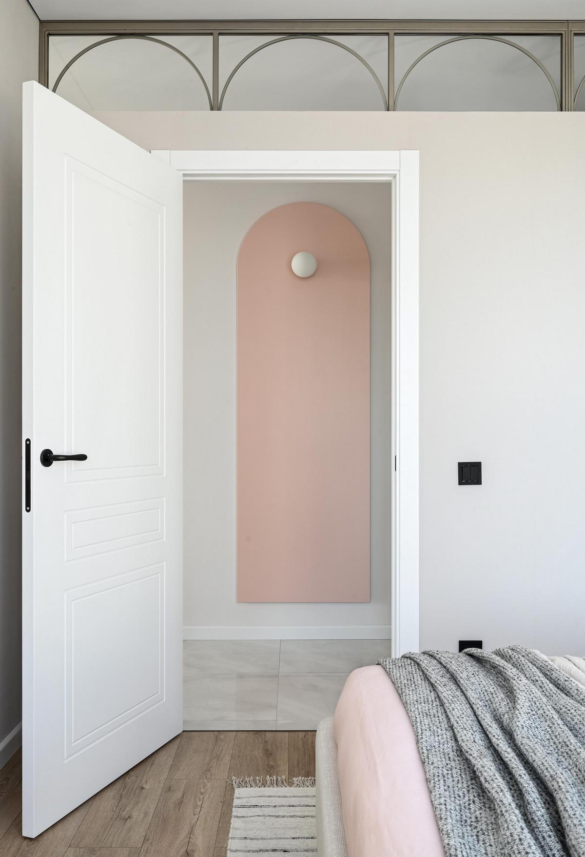 Finom púderes színek díszítik a fiatal pár új otthonát, 61m2-es lakás