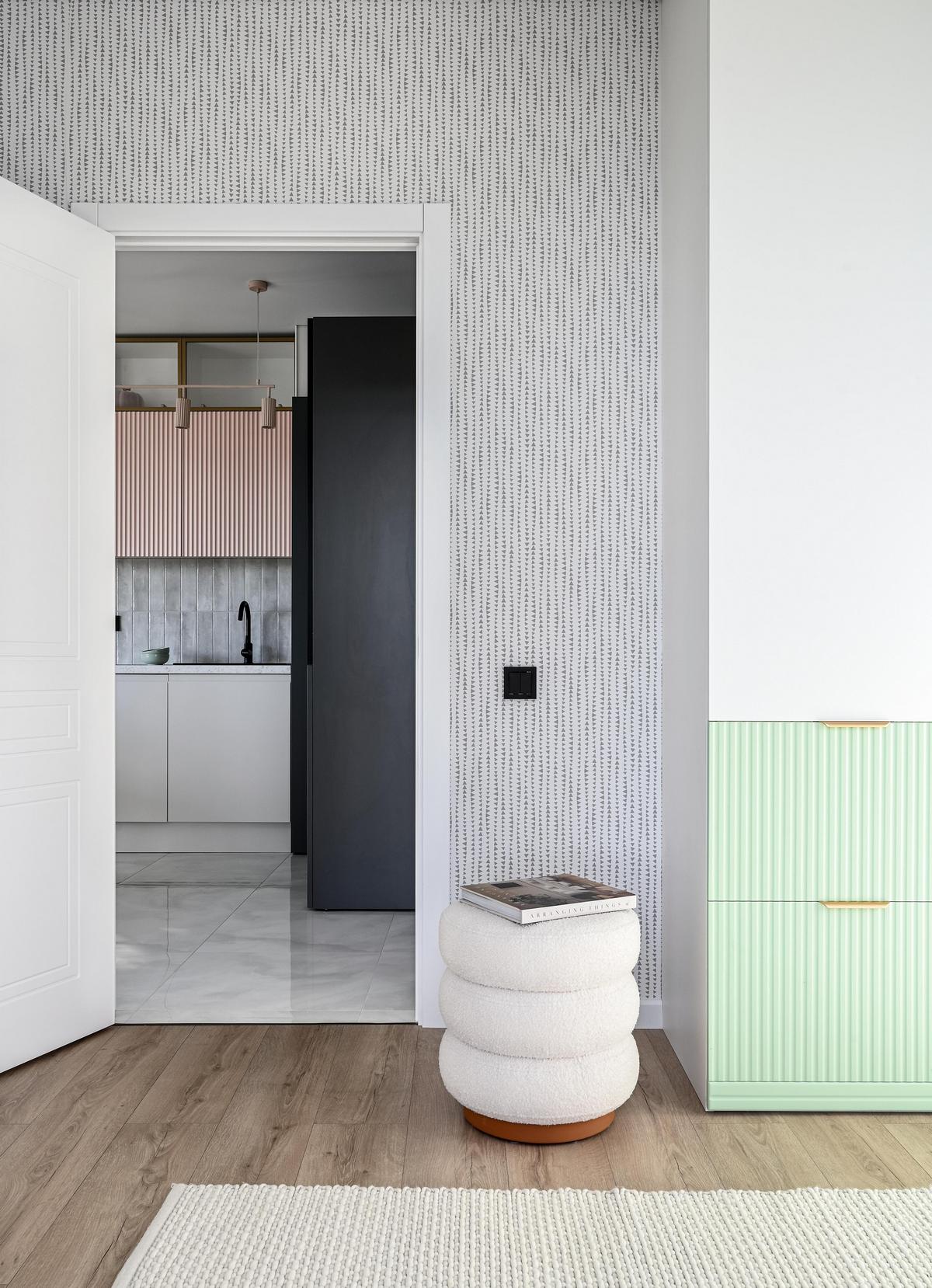 Finom púderes színek díszítik a fiatal pár új otthonát, 61m2-es lakás