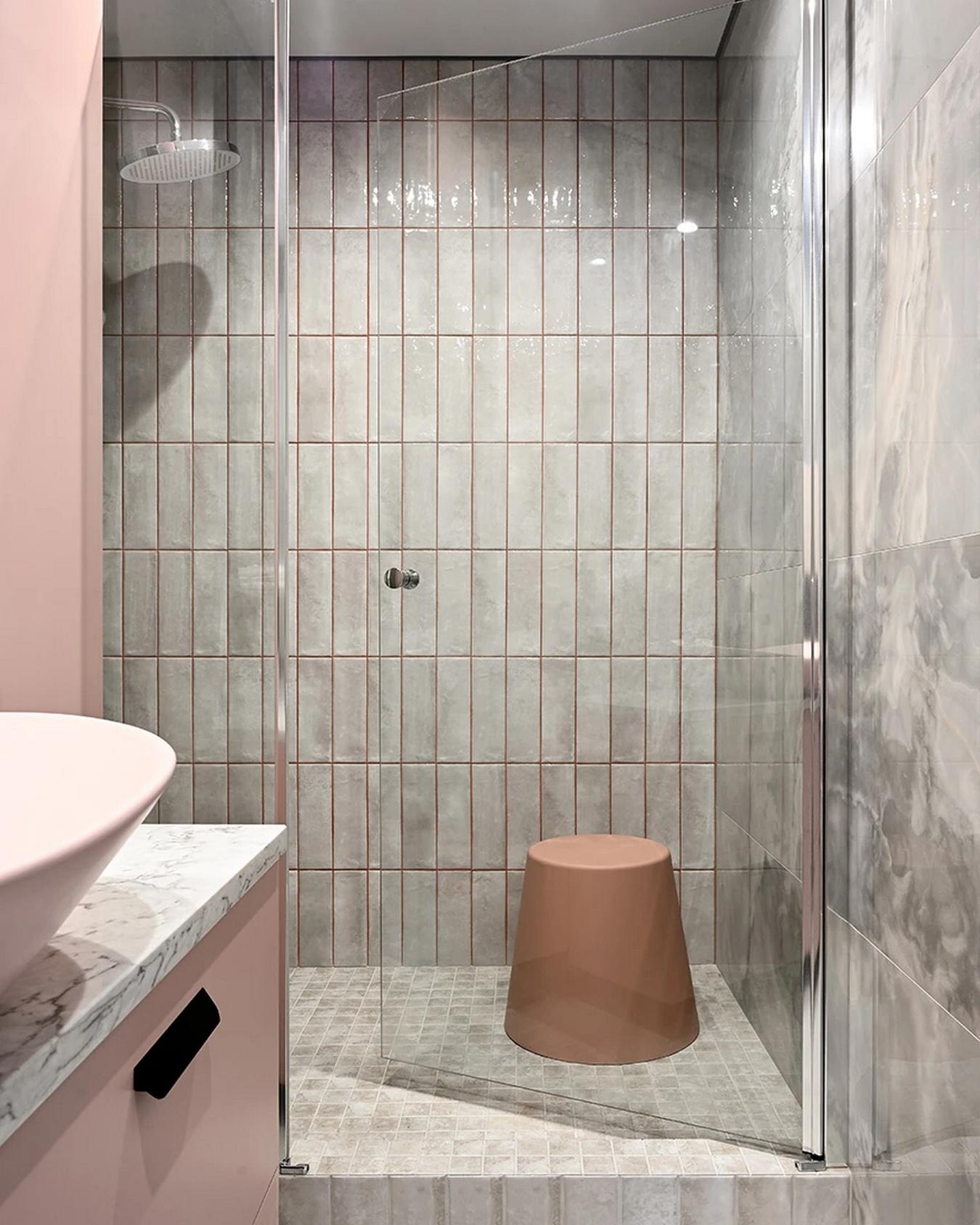 Finom púderes színek díszítik a fiatal pár új otthonát, 61m2-es lakás