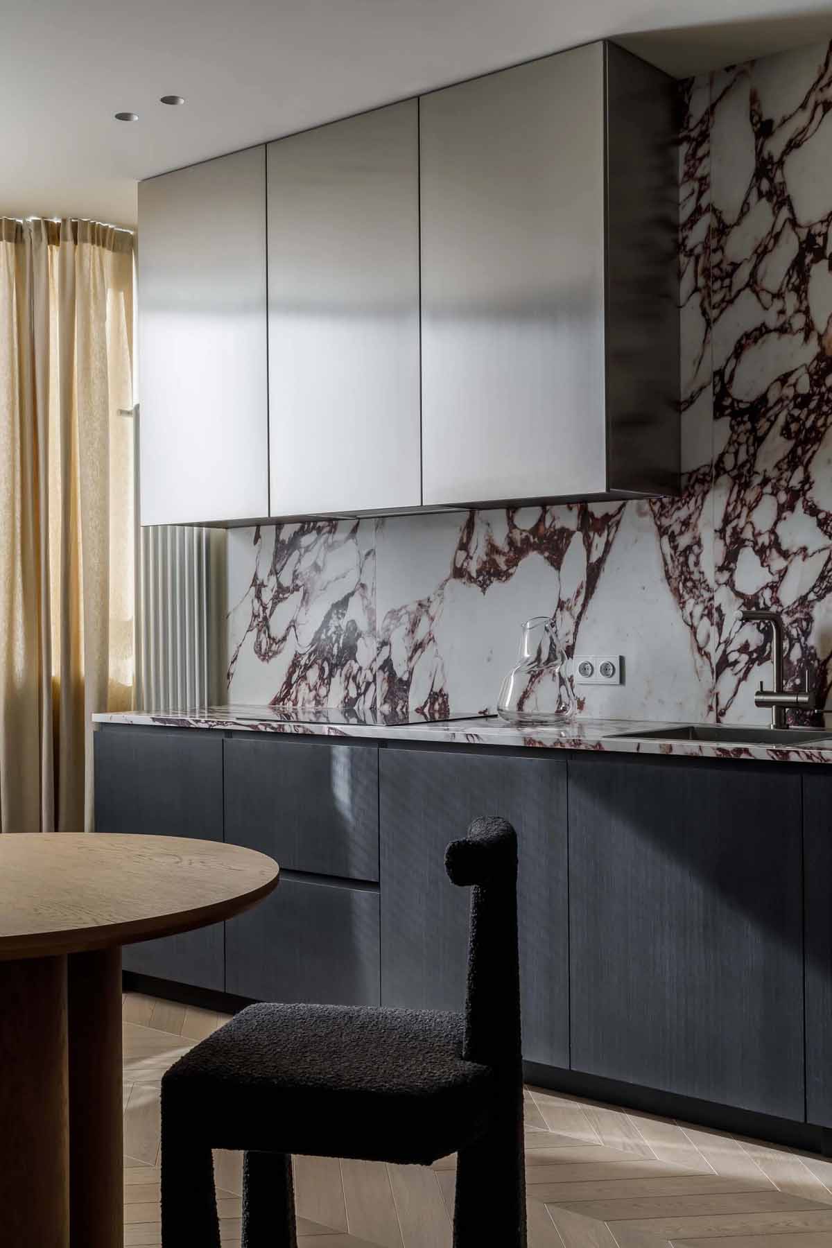 Fiuknak rendezte be a házaspár komoly, visszafogott hangulattal az 51 m2-es lakást Fiuknak rendezte be a házaspár komoly, visszafogott hangulattal az 51 m2-es lakást