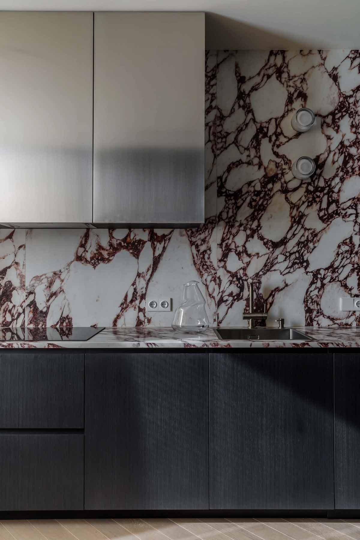 Fiuknak rendezte be a házaspár komoly, visszafogott hangulattal az 51 m2-es lakást Fiuknak rendezte be a házaspár komoly, visszafogott hangulattal az 51 m2-es lakást