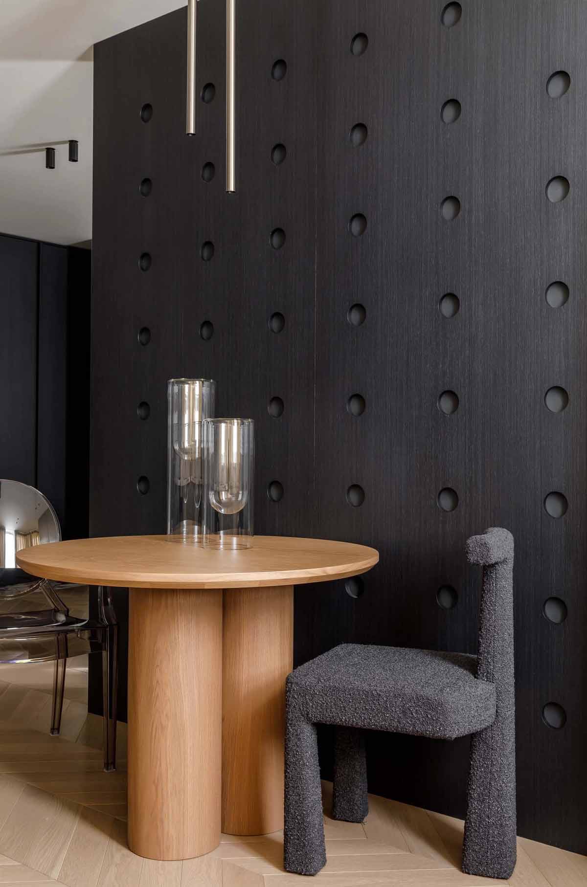 Fiuknak rendezte be a házaspár komoly, visszafogott hangulattal az 51 m2-es lakást Fiuknak rendezte be a házaspár komoly, visszafogott hangulattal az 51 m2-es lakást