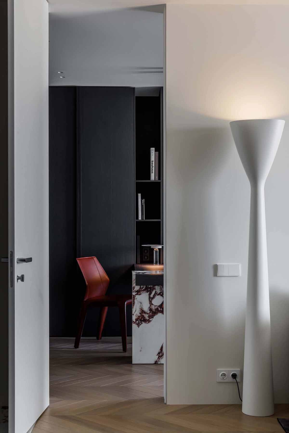 Fiuknak rendezte be a házaspár komoly, visszafogott hangulattal az 51 m2-es lakást Fiuknak rendezte be a házaspár komoly, visszafogott hangulattal az 51 m2-es lakást