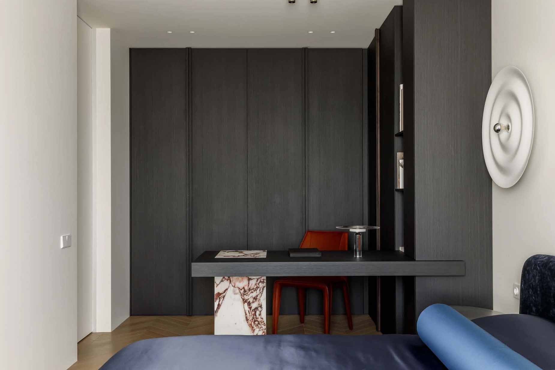 Fiuknak rendezte be a házaspár komoly, visszafogott hangulattal az 51 m2-es lakást Fiuknak rendezte be a házaspár komoly, visszafogott hangulattal az 51 m2-es lakást