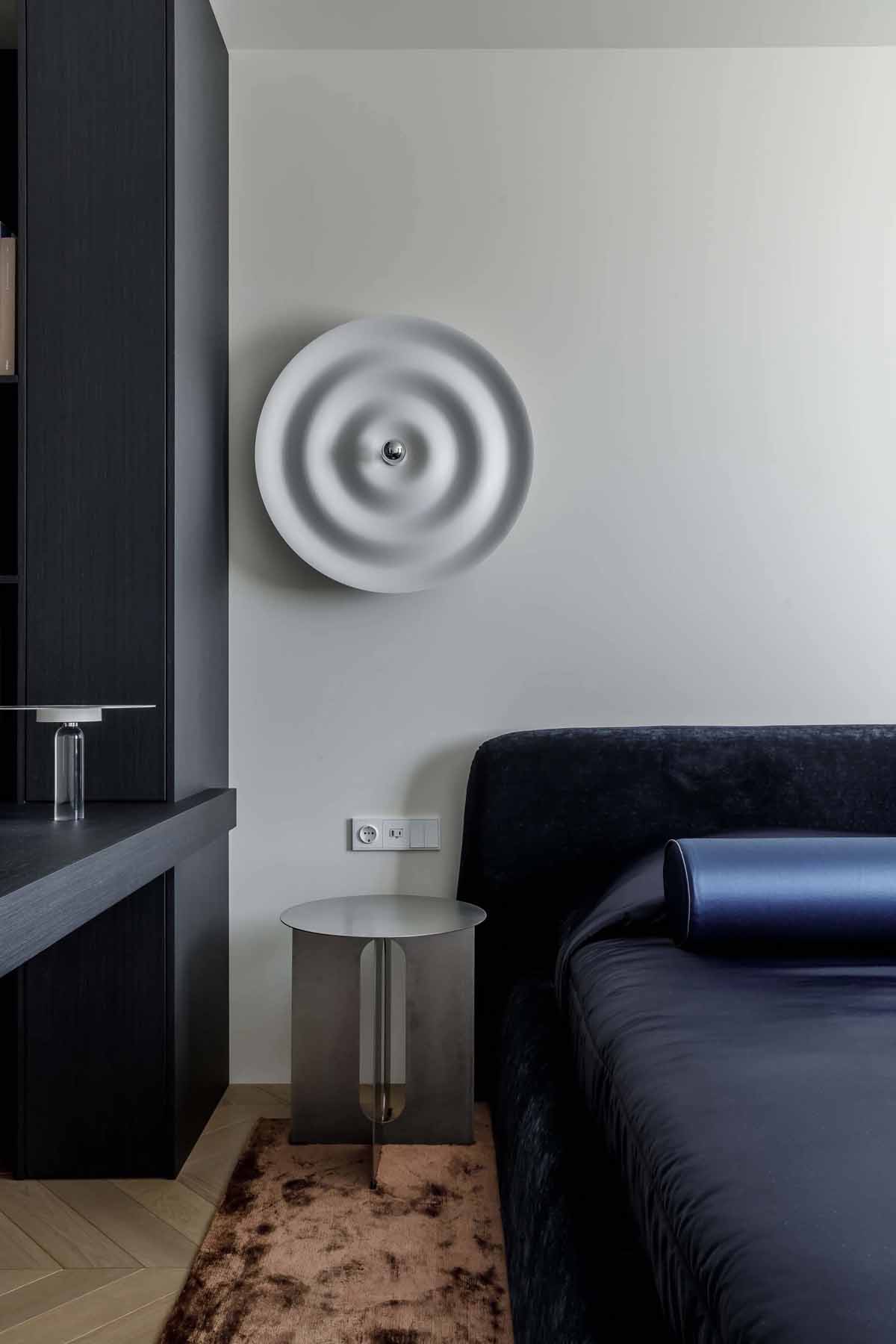 Fiuknak rendezte be a házaspár komoly, visszafogott hangulattal az 51 m2-es lakást Fiuknak rendezte be a házaspár komoly, visszafogott hangulattal az 51 m2-es lakást