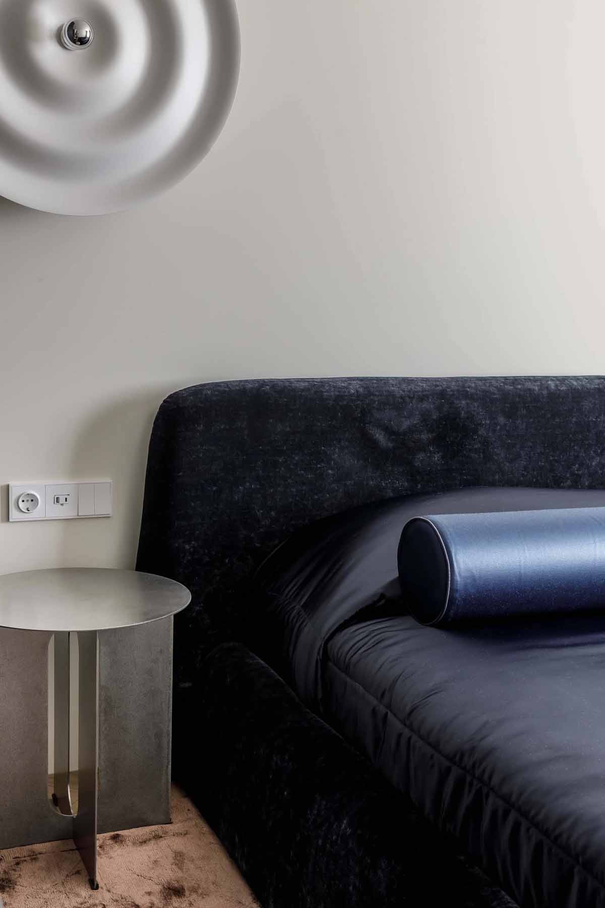 Fiuknak rendezte be a házaspár komoly, visszafogott hangulattal az 51 m2-es lakást Fiuknak rendezte be a házaspár komoly, visszafogott hangulattal az 51 m2-es lakást