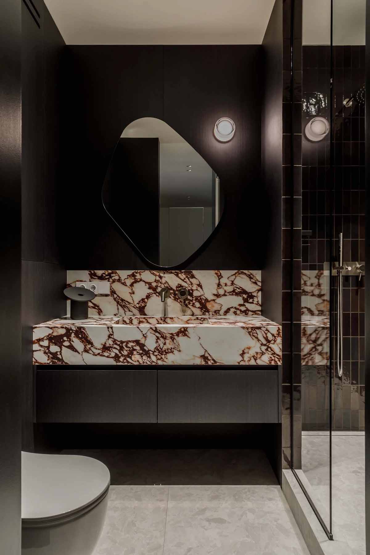 Fiuknak rendezte be a házaspár komoly, visszafogott hangulattal az 51 m2-es lakást Fiuknak rendezte be a házaspár komoly, visszafogott hangulattal az 51 m2-es lakást