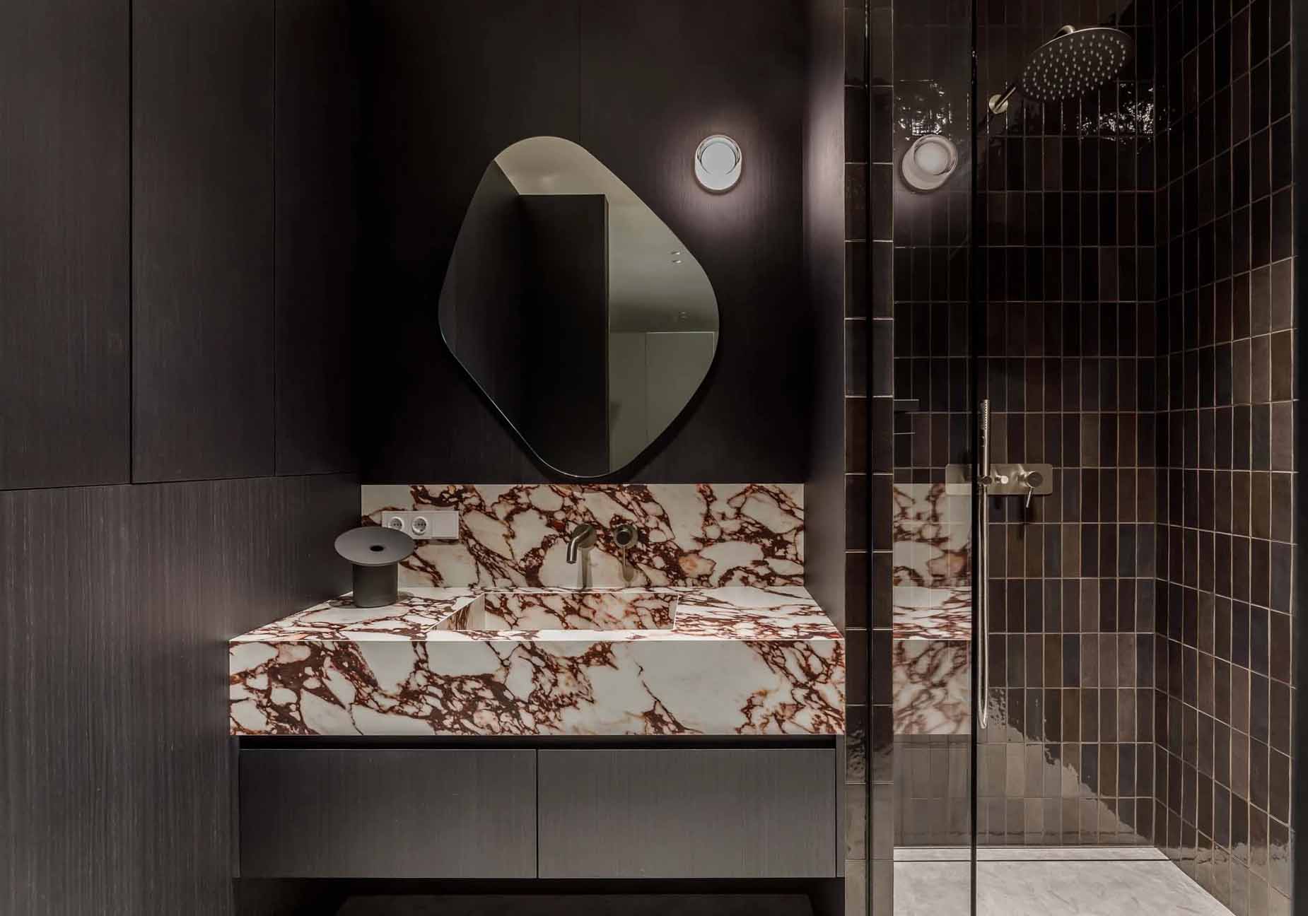 Fiuknak rendezte be a házaspár komoly, visszafogott hangulattal az 51 m2-es lakást Fiuknak rendezte be a házaspár komoly, visszafogott hangulattal az 51 m2-es lakást