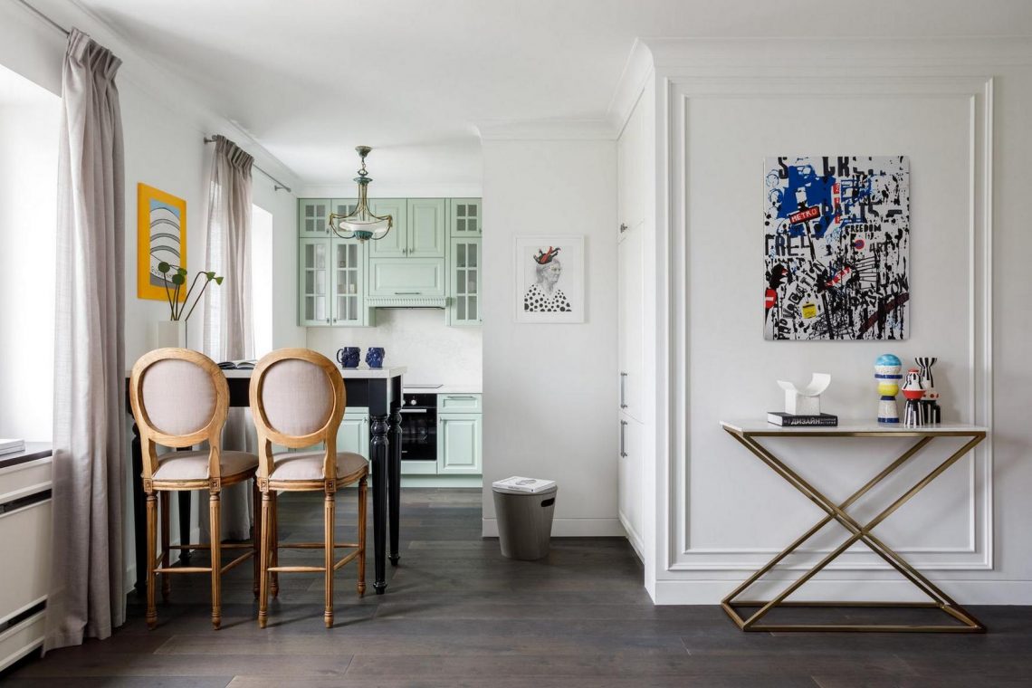 Garzonlakás egy hölgynek és kutyájának: könnyed, stílusos, eklektikus berendezés