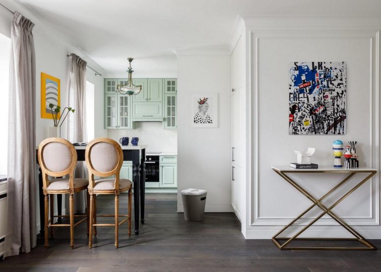 Garzonlakás egy hölgynek és kutyájának: könnyed, stílusos, eklektikus berendezés