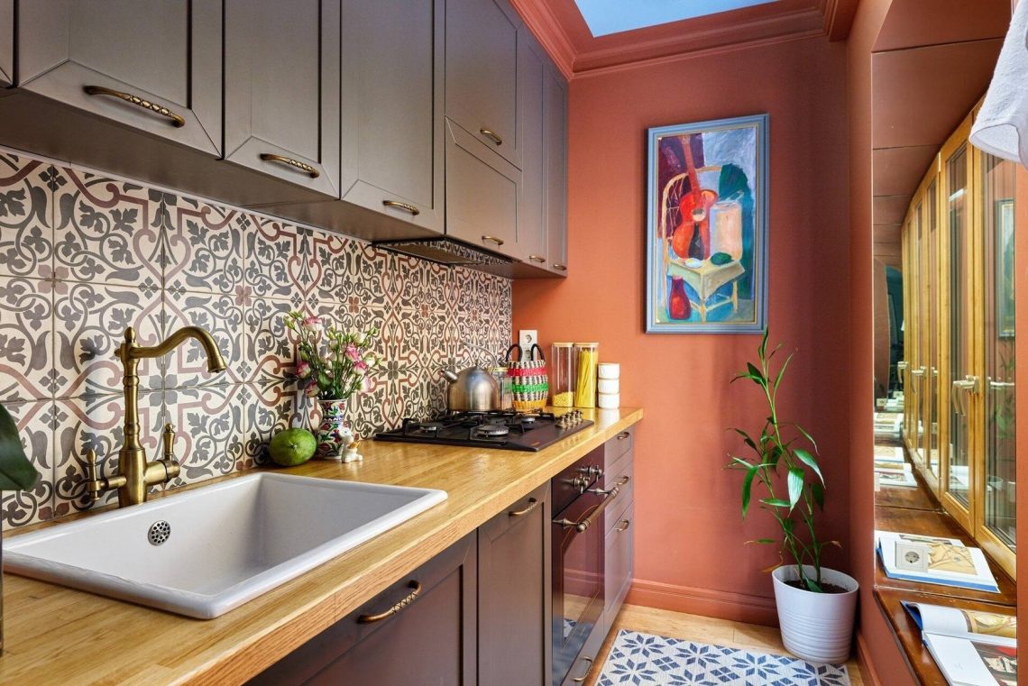 Hangulatos családi fészek egy lerobbant 42 m²-es lakásból, élénk színekkel