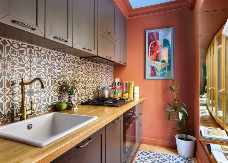 Hangulatos családi fészek egy lerobbant 42 m²-es lakásból, élénk színekkel