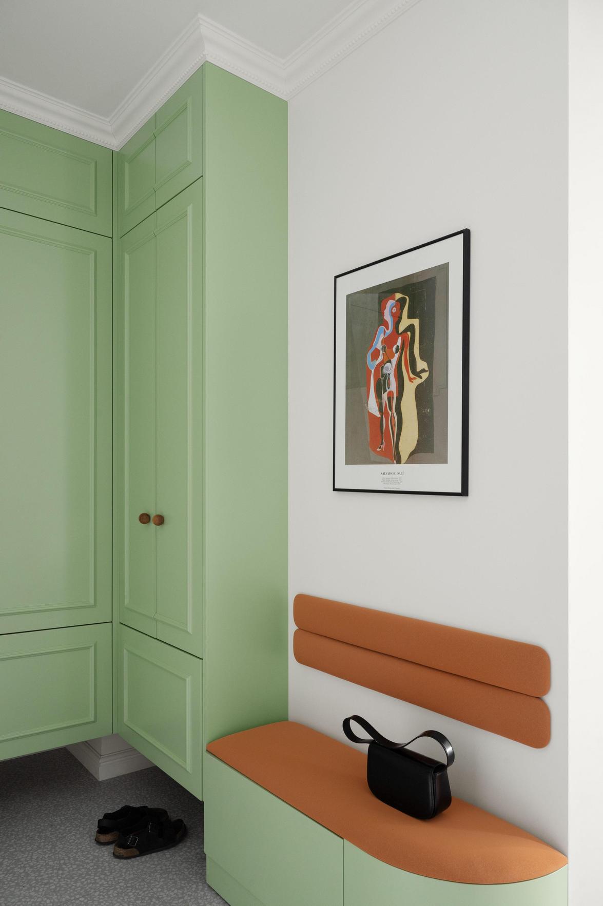 Háromfős család kislánnyal: színes, vidám otthon, melyet a francia Riviéra ihletett Háromfős család kislánnyal: színes, vidám otthon, melyet a francia Riviéra ihletett