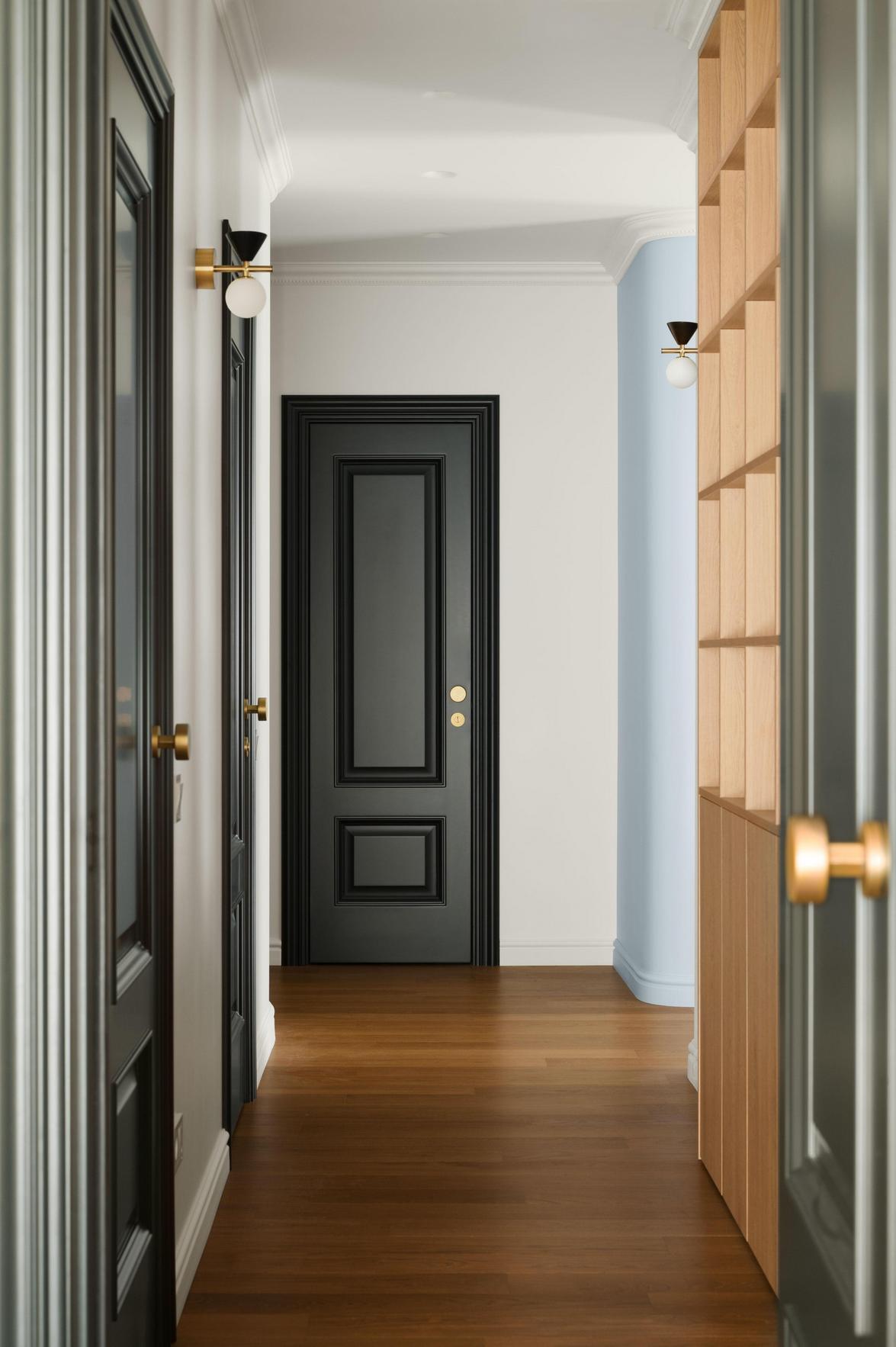 Háromfős család kislánnyal: színes, vidám otthon, melyet a francia Riviéra ihletett Háromfős család kislánnyal: színes, vidám otthon, melyet a francia Riviéra ihletett