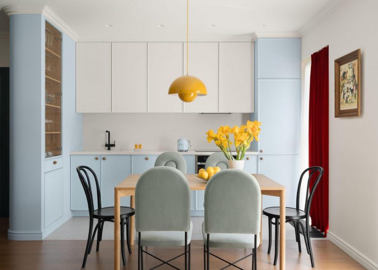 Háromfős család kislánnyal: színes, vidám otthon, melyet a francia Riviéra ihletett