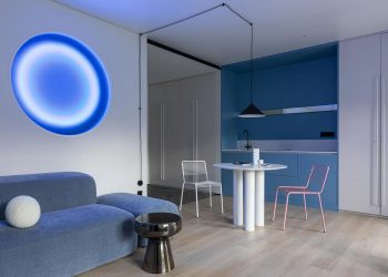 Házaspár erdőre néző kislakása egyedi, modern berendezéssel, színes belső ablakkal