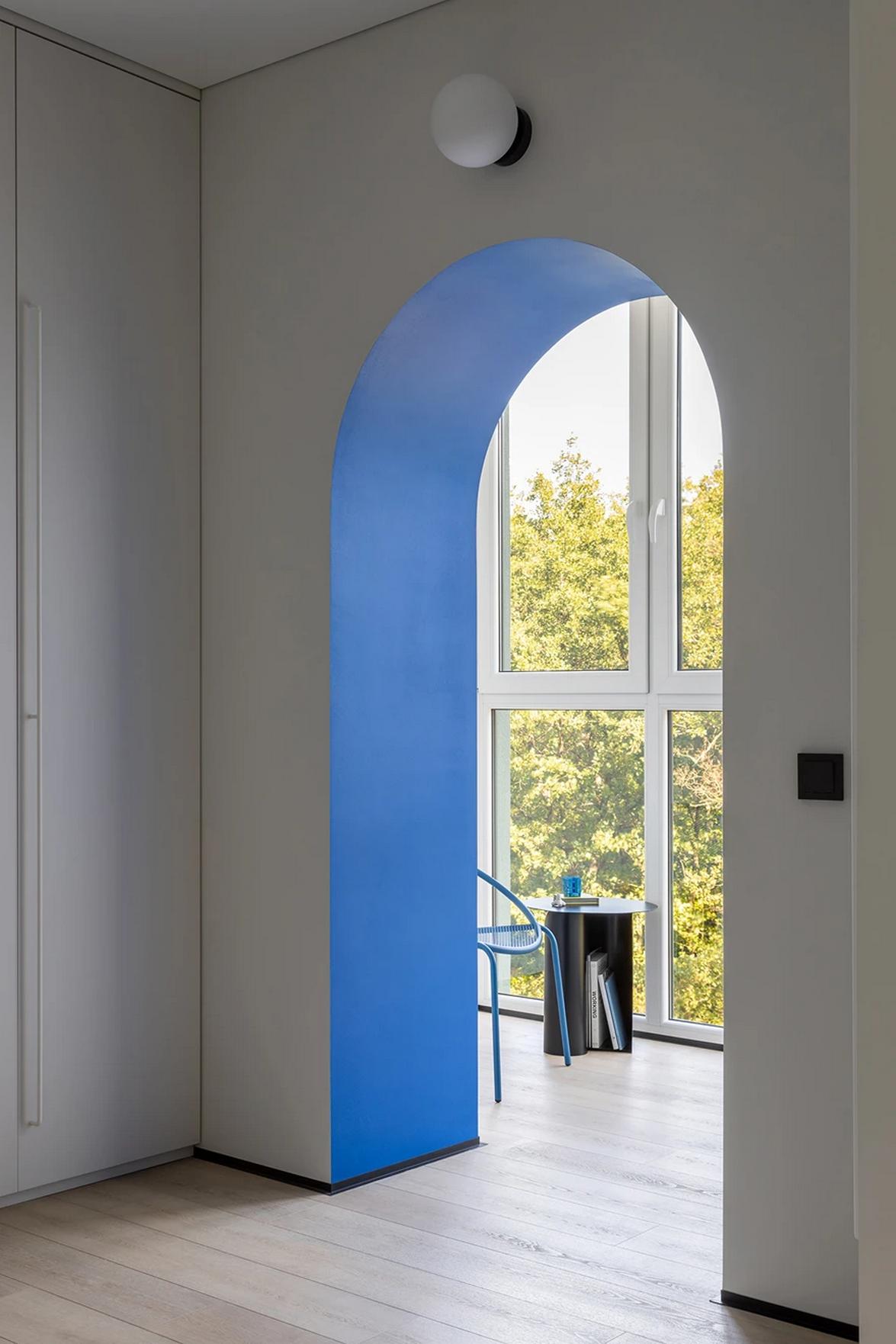 Házaspár erdőre néző kislakása egyedi, modern berendezéssel, színes belső ablakkal Házaspár erdőre néző kislakása egyedi, modern berendezéssel, színes belső ablakkal