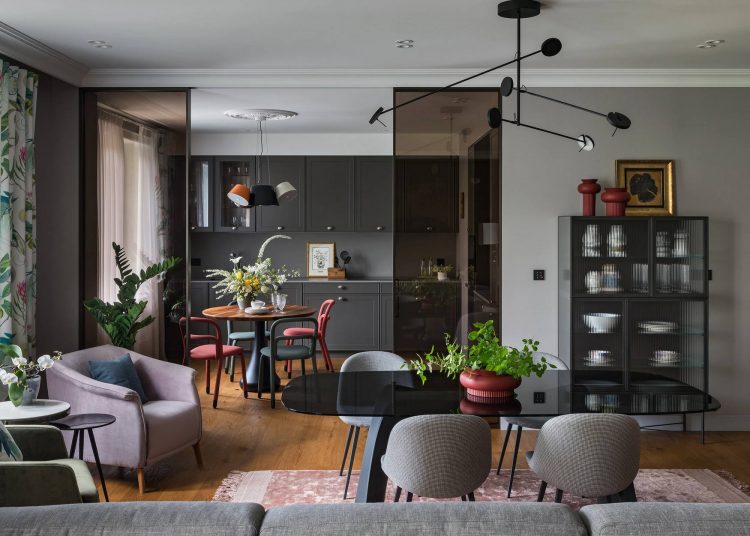 Házaspár felnőtt gyerekekkel: szép otthon modern, finoman nosztalgikus enteriőrrel