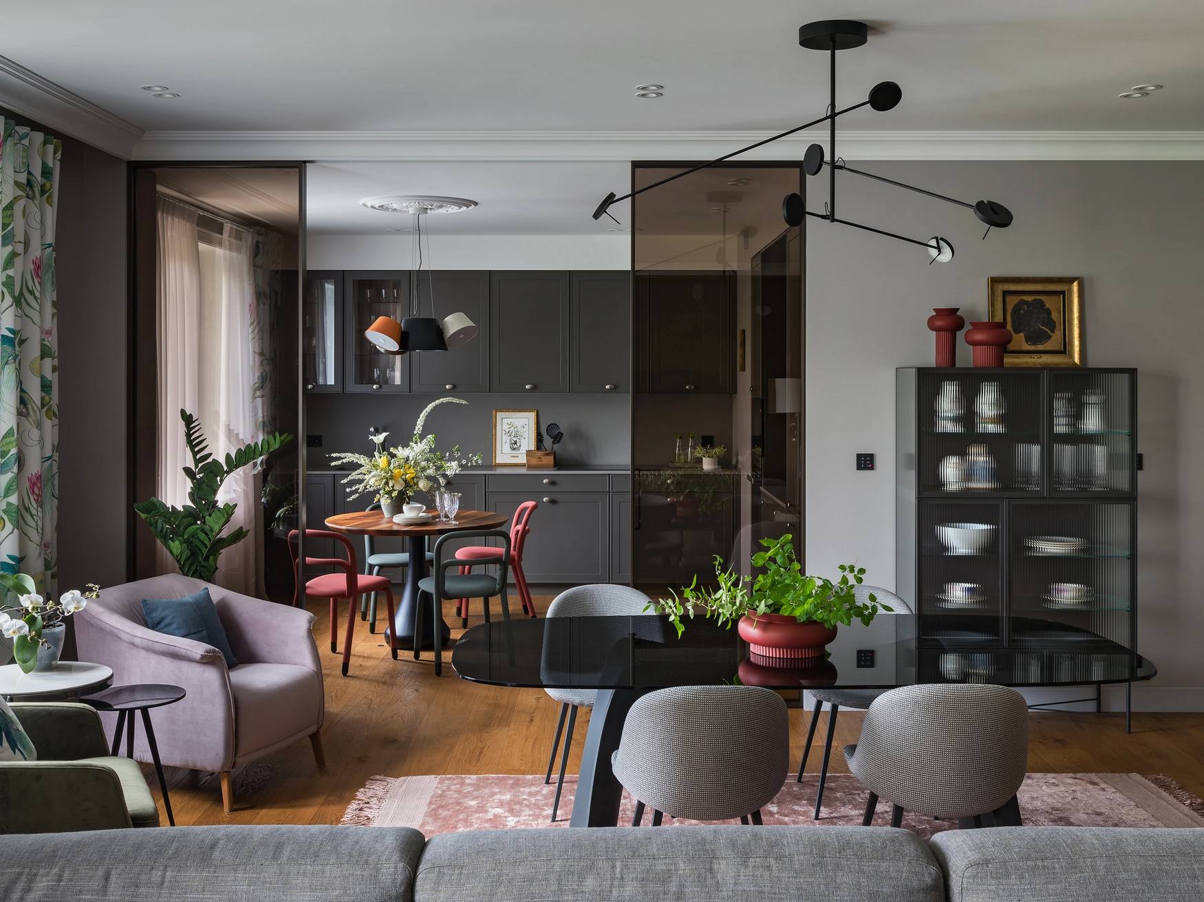 Házaspár felnőtt gyerekekkel: szép otthon modern, finoman nosztalgikus enteriőrrel Házaspár felnőtt gyerekekkel: szép otthon modern, finoman nosztalgikus enteriőrrel