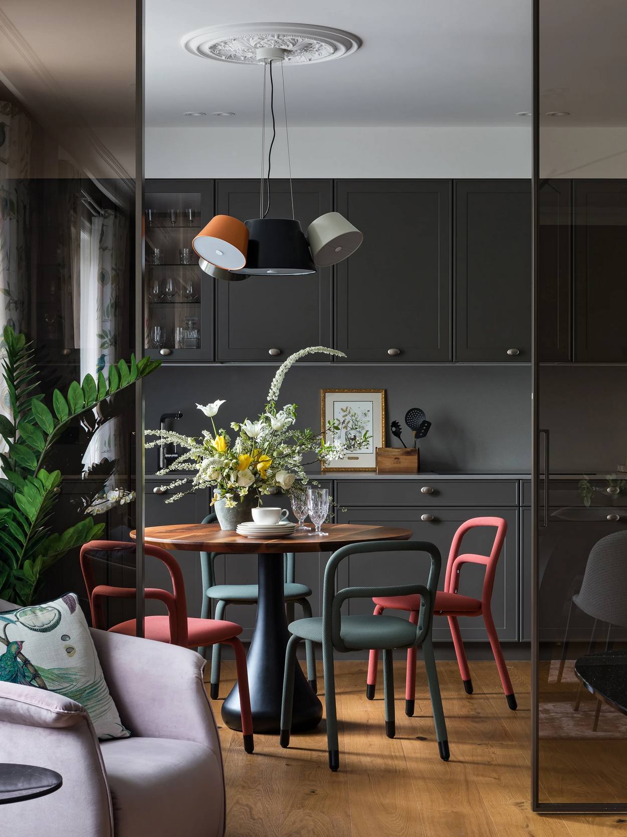 Házaspár felnőtt gyerekekkel: szép otthon modern, finoman nosztalgikus enteriőrrel Házaspár felnőtt gyerekekkel: szép otthon modern, finoman nosztalgikus enteriőrrel