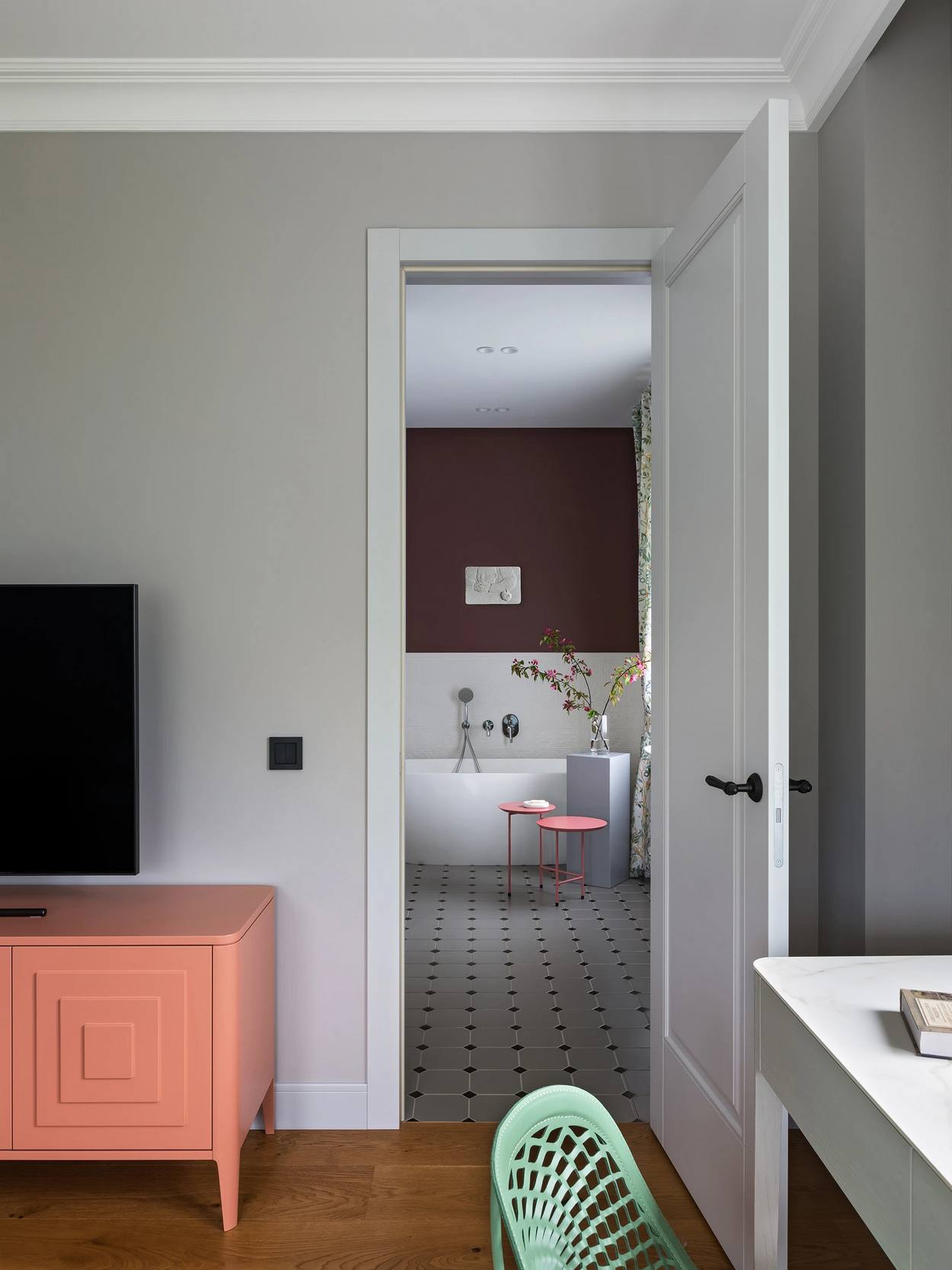 Házaspár felnőtt gyerekekkel: szép otthon modern, finoman nosztalgikus enteriőrrel Házaspár felnőtt gyerekekkel: szép otthon modern, finoman nosztalgikus enteriőrrel