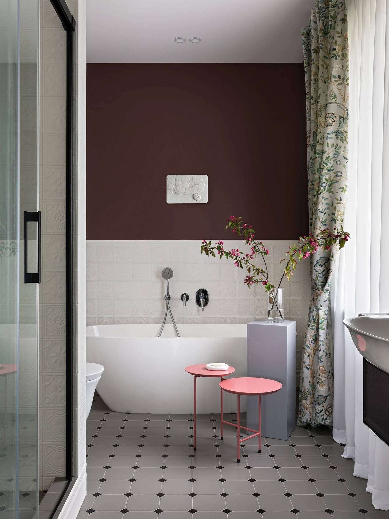 Házaspár felnőtt gyerekekkel: szép otthon modern, finoman nosztalgikus enteriőrrel Házaspár felnőtt gyerekekkel: szép otthon modern, finoman nosztalgikus enteriőrrel