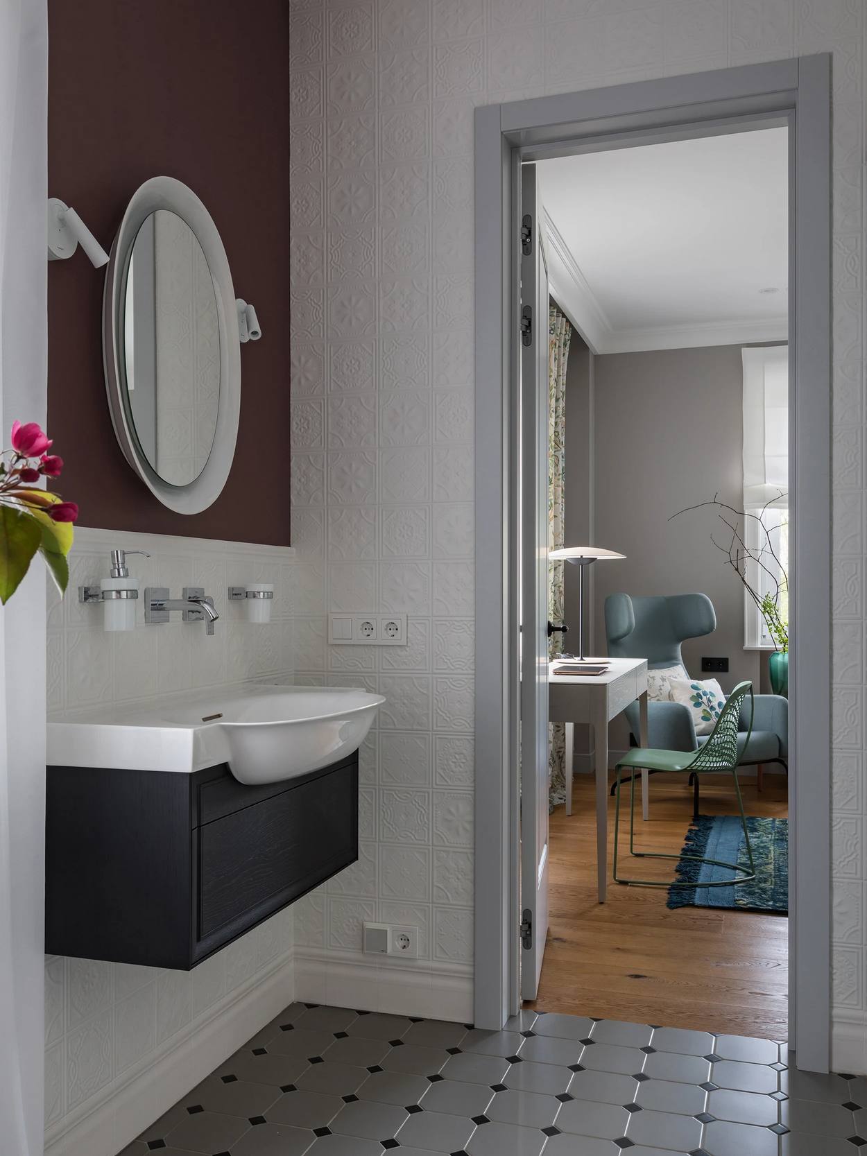 Házaspár felnőtt gyerekekkel: szép otthon modern, finoman nosztalgikus enteriőrrel Házaspár felnőtt gyerekekkel: szép otthon modern, finoman nosztalgikus enteriőrrel