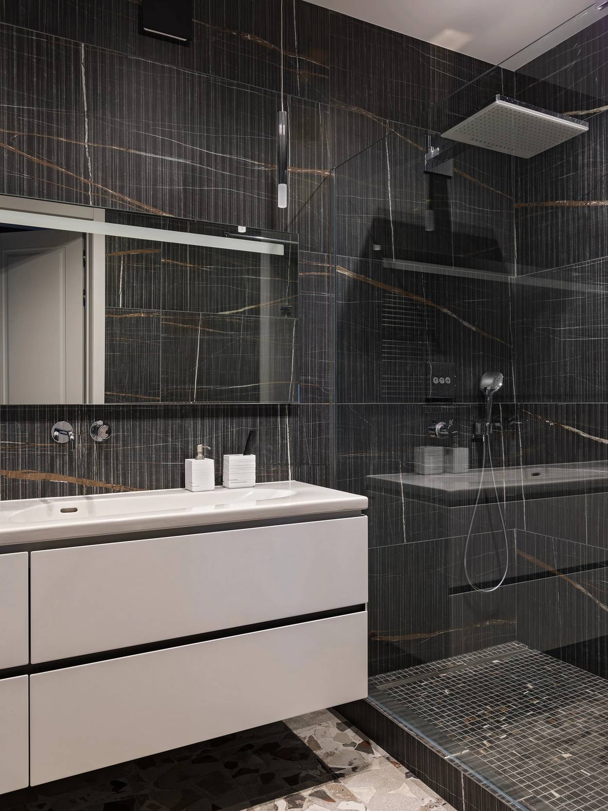 Házaspár felnőtt gyerekekkel: szép otthon modern, finoman nosztalgikus enteriőrrel Házaspár felnőtt gyerekekkel: szép otthon modern, finoman nosztalgikus enteriőrrel