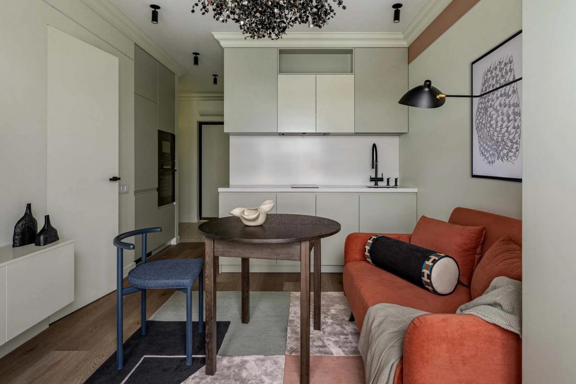 Home office-ban dolgozó fiatal nő eklektikus, színes kis otthona, 38m2